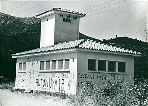 Vintage fotografija putne zgrade u blizini Bocognana u Korsciji, prepuna nacionalističkih slogana