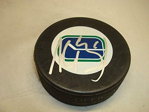 Alexandre Burrows potpisao Vancouver Canucks hokejaški pak s potpisom 1F-autogramom NHL Paks