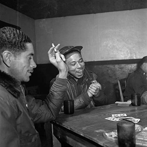 INFINITE PHOTOGRAPHS Photo: Tuskegee avijatičari igraju karte u Oficirskom klubu uveče, Walter Downs