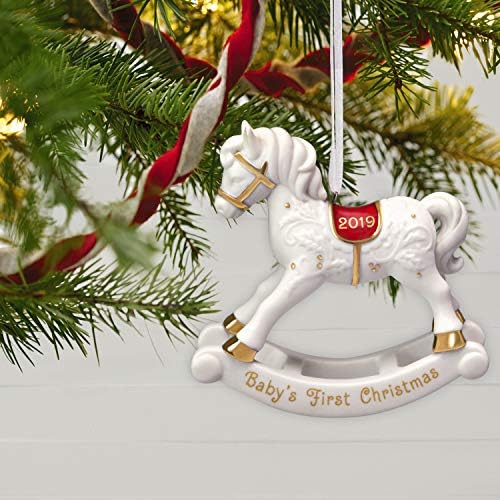 Hallmark uspomena 1999qhx4019 Ornament 2019 godina datiran, bebin prvi Božićni konj za ljuljanje porcelan