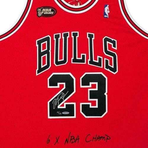 Michael Jordan autografiran i izvezeni Chicago Bulls 1997-98 Crvena sa NBA Finalnim zakrpama Autentična Mitchell & Ness Jersey - gornja paluba - autogramirani NBA dresovi