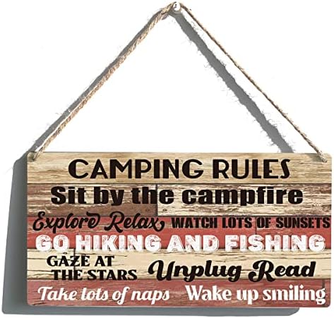 Pravila kampiranja potpisuju smiješna seoska kuća sjedi pored vatre Drveni viseći znak ploče