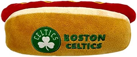 Prvi kućni ljubimci NBA Boston Celtics Hot Dog Plish Pas & Cat Squeak igračka - simpatična grickalica plišana igračka za pse i mačke s unutarnjim škljokima i lijepim košarkaškim imenom / logo 8 x 5 x 3 inča