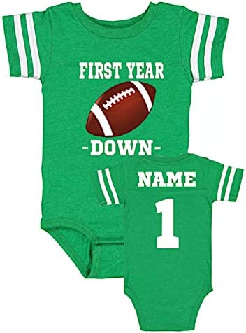 Kreativni otisci radosti prve godine dole majica za bodi, prednja strana za bebe personalizirani nogometni tematski rođendan. Mama tata